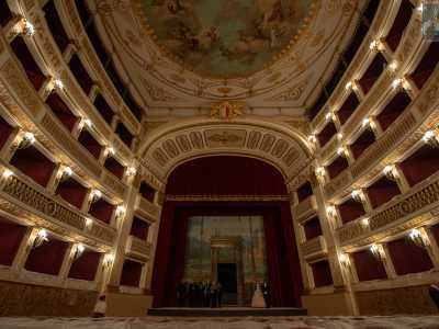 Ci ritroviamo cos� in un sontuoso scrigno pregiato, animato dalla presenza di figuranti vestiti con abiti ottocenteschi